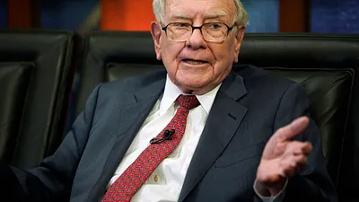 2018年5月7日。巴菲特(Warren Buffett)在內布拉斯加州奧馬哈接受福克斯財經網的Liz Claman 採訪。(AP)