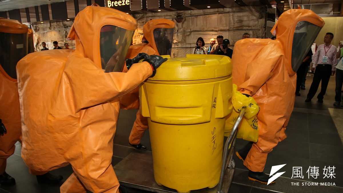 台中祭出8項消防福利 捕蜂捉蛇移交農業局,圖為台鐵與台北市政府28日舉行「107年度台北區鐵安演習」,演練項目為毒性化學物質搶救,消防員穿上化學防護衣至現場處理。(顏麟宇攝) 台中祭出8項消防福利 捕蜂捉蛇移交農業局,圖為台鐵與台北市政府28日舉行「107年度台北區鐵安演習」,演練項目為毒性化學物質搶救,消防員穿上化學防護衣至現場處理。(顏麟宇攝)