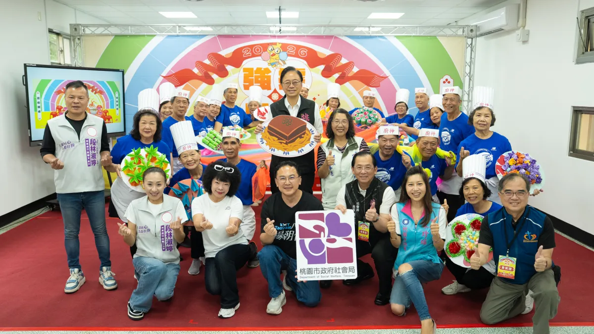 桃園市長張善政出席第三屆據食強身據點美食大賞頒獎典禮,與社區長輩及據點夥伴開心合影。(圖/桃園市政府社會局提供)