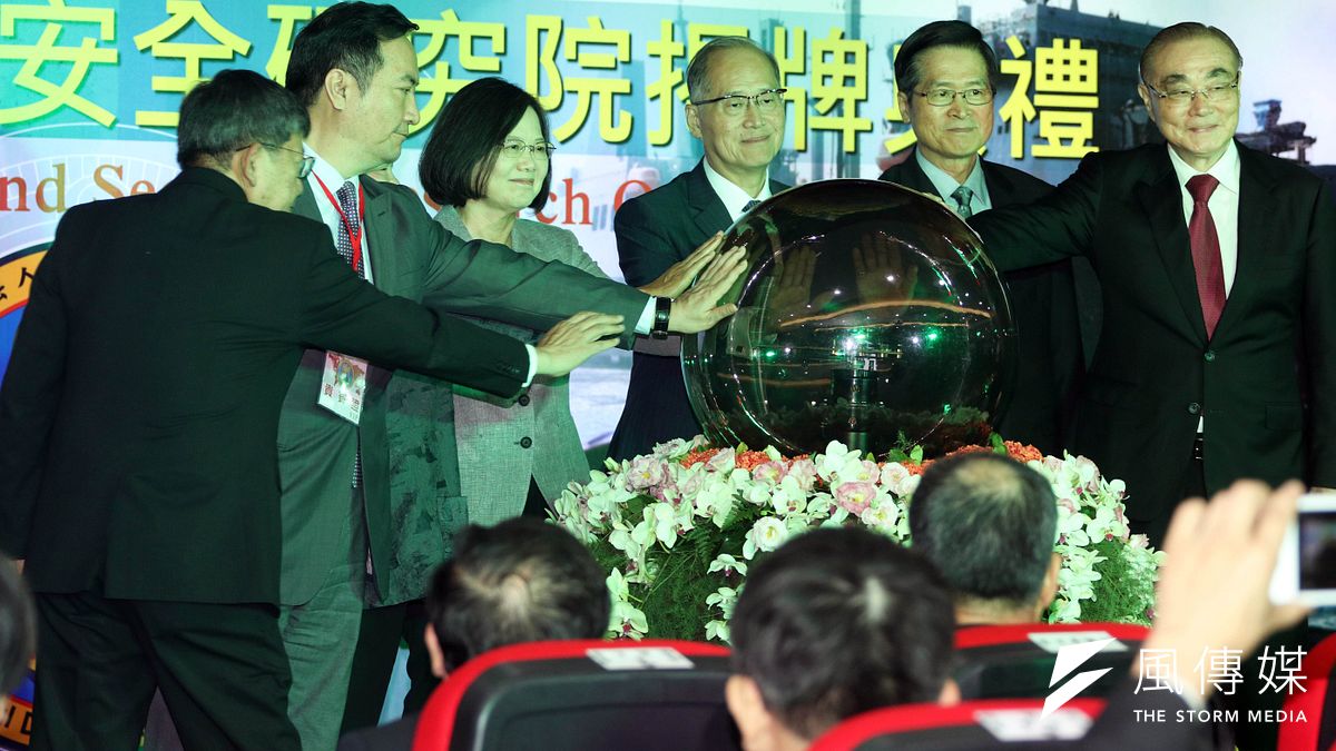 定位為國家級的國防智庫「財團法人國防安全研究院」,上午正式掛牌上路,包括總統蔡英文、總統府秘書長陳菊、國防部長嚴德發、國安院首任董事長馮世寬、退輔會主委邱國正等人均出席揭牌典禮。(蘇仲泓攝) 定位為國家級的國防智庫「財團法人國防安全研究院」,上午正式掛牌上路,包括總統蔡英文、總統府秘書長陳菊、國防部長嚴德發、國安院首任董事長馮世寬、退輔會主委邱國正等人均出席揭牌典禮。(蘇仲泓攝)