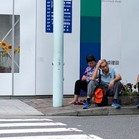 2024年8月28日。日本東京の日常。暑い天気の中、観光客が影の下で休憩している。(AP通信) 2024年8月28日。日本東京の日常。暑い天気の中、観光客が影の下で休憩している。(AP通信)