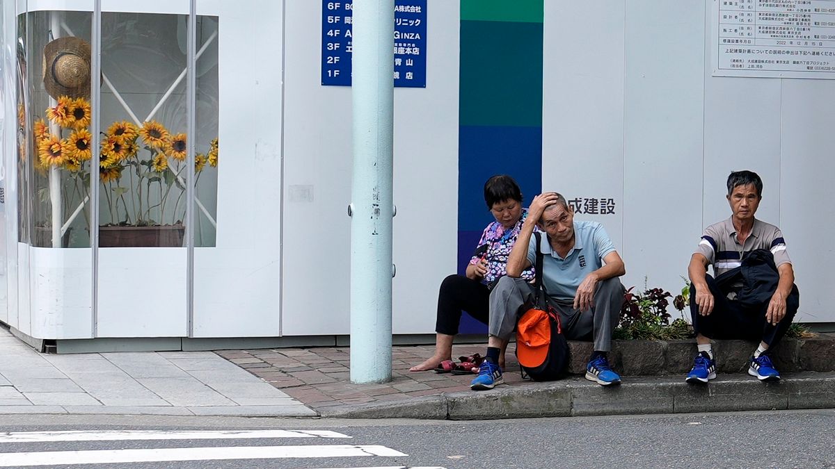 2024年8月28日。日本東京の日常。暑い天気の中、観光客が影の下で休憩している。(AP通信) 2024年8月28日。日本東京の日常。暑い天気の中、観光客が影の下で休憩している。(AP通信)