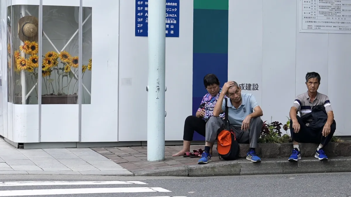 2024年8月28日。日本東京日常。天氣炎熱,觀光客坐在陰影處休息。(美聯社)