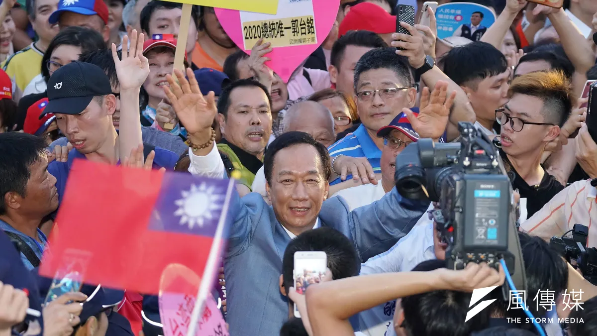 前鴻海董事長郭台銘(中)出席板橋嘉年華會,強調自己是庶民。(盧逸峰攝)