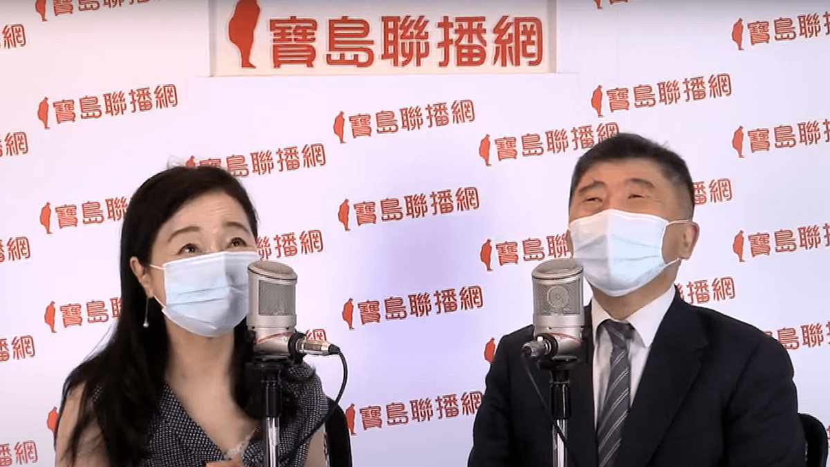 資深媒體人周玉蔻(左)大嘆最愛高端的人成了倒楣族,前防疫指揮官、民進黨台北市長參選人陳時中(右)不知如何辯解。(截自YouTube寶島聯播網頻道) 資深媒體人周玉蔻(左)大嘆最愛高端的人成了倒楣族,前防疫指揮官、民進黨台北市長參選人陳時中(右)不知如何辯解。(截自YouTube寶島聯播網頻道)