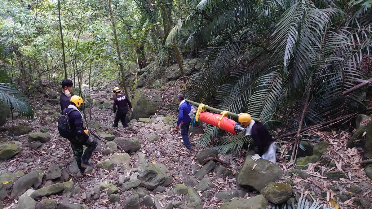嘉義市救難協會隊員克服萬難,終於將無名男屍運下山。(圖/翻攝自嘉義市救難協會臉書)