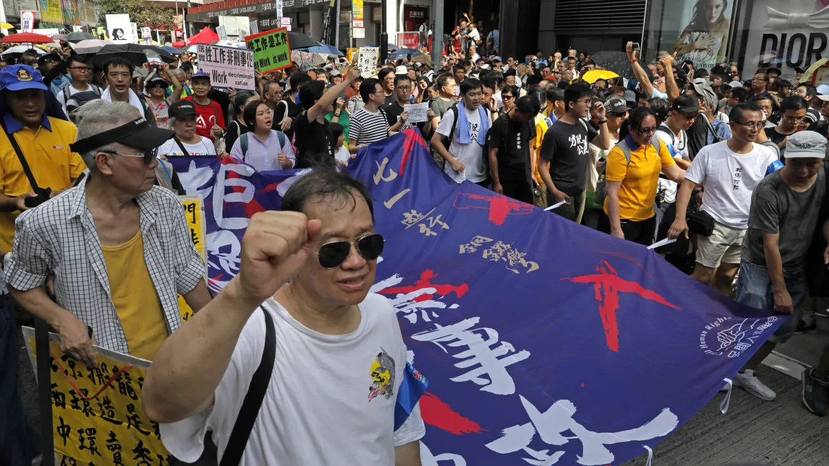 圖為香港回歸中國21周年,香港泛民團體發起七一遊行,主題是「結束一黨專政 拒絕香港沉淪」(資料照,AP)