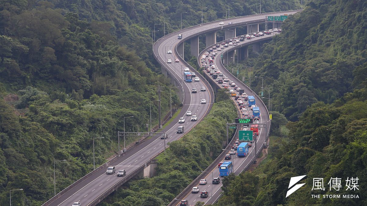 交通部高公局2日指出,中秋及國慶連假即將到來,預期國道5號應仍會出現嚴重交通壅塞,將在連假祭出「石碇及坪林南入匝道封閉」、「調整高乘載管制時段路段」2大措施。圖為國道5號坪林段塞車車潮。(資料照,顏麟宇攝) 交通部高公局2日指出,中秋及國慶連假即將到來,預期國道5號應仍會出現嚴重交通壅塞,將在連假祭出「石碇及坪林南入匝道封閉」、「調整高乘載管制時段路段」2大措施。圖為國道5號坪林段塞車車潮。(資料照,顏麟宇攝)