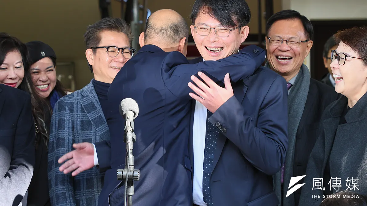 國民黨正副院長候選人韓國瑜(左四)29日拜會民眾黨立院黨團,並與民眾黨新科立委黃國昌(右三)擁抱。(資料照,顏麟宇攝)