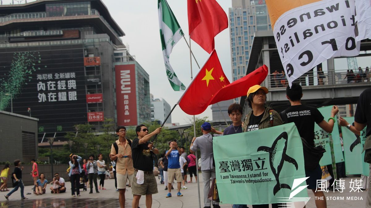 愛國同心會去年到台北101前怒趕長年在該地和平抗爭的法輪功信徒,愛國同心會更一度和台獨運動者對衝。(資料照片,葉信菉攝) 愛國同心會去年到台北101前怒趕長年在該地和平抗爭的法輪功信徒,愛國同心會更一度和台獨運動者對衝。(資料照片,葉信菉攝)