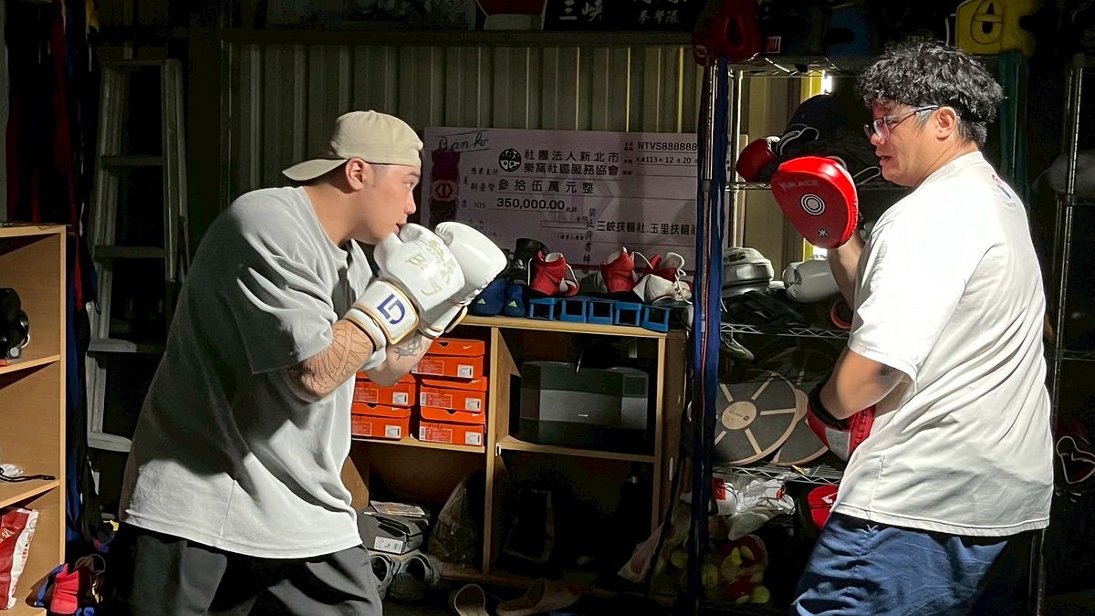 「2025新北影響力」首支人物影片,記錄「熱原拳擊隊」教練陳哲宇(右),用拳擊點亮都市原住民孩子未來的故事。(圖/新北市新聞局提供) 「2025新北影響力」首支人物影片,記錄「熱原拳擊隊」教練陳哲宇(右),用拳擊點亮都市原住民孩子未來的故事。(圖/新北市新聞局提供)