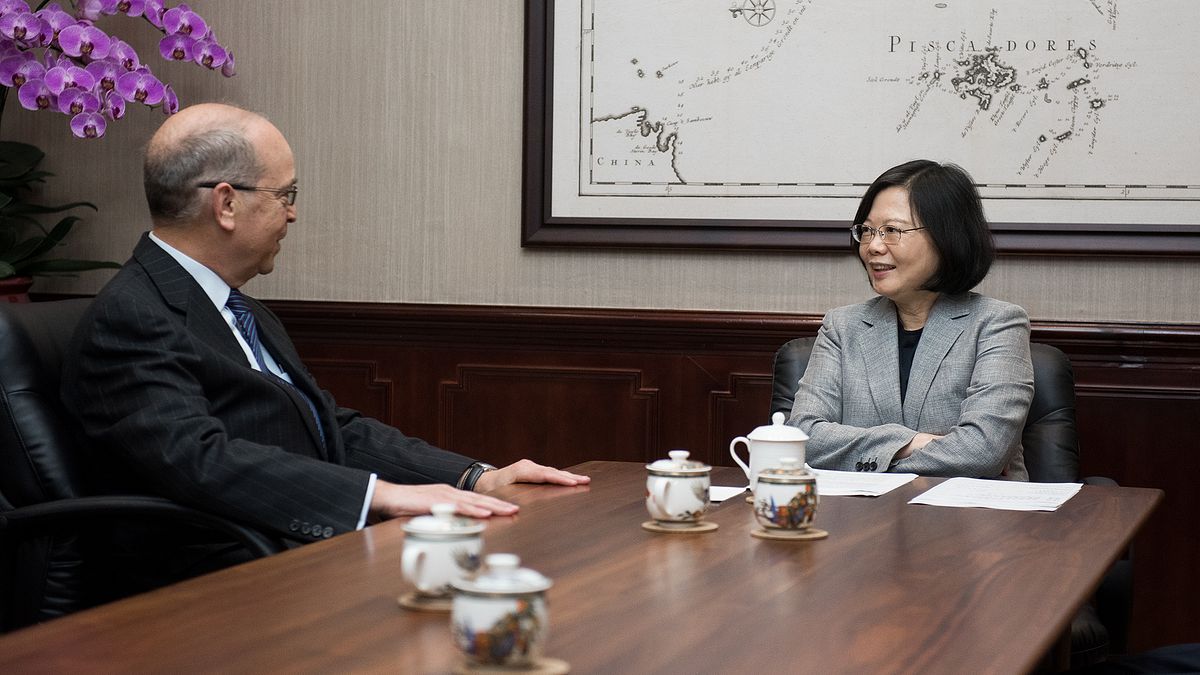 總統蔡英文今天接見美國前亞太助卿羅素。(總統府提供) 總統蔡英文今天接見美國前亞太助卿羅素。(總統府提供)