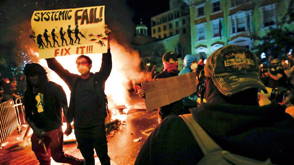 疫情加劇了社會的不平等,基層人員受害最大,這些不滿都是爆發暴動的因素。(美聯社) 疫情加劇了社會的不平等,基層人員受害最大,這些不滿都是爆發暴動的因素。(美聯社)