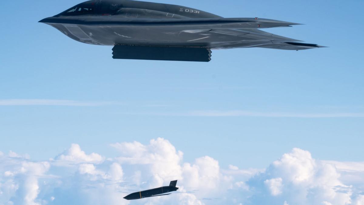 台海開戰至勝關鍵「LRASM」升級!美軍證實B-2隱形轟炸機首度打爆「假想敵」