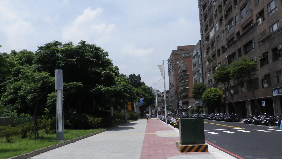 新北市工務局最近完成四號公園周邊人行道高低差改善,讓民眾通行空間更順暢安全。(圖/新北市工務局提供)