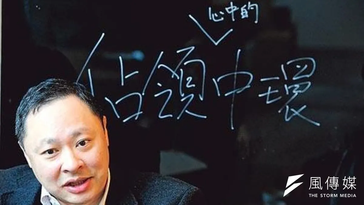 台灣劣質豬油也流到香港,香港佔中行動發起人戴耀廷拿受污染的菠蘿包來比喻中國人大通過的假普選制度。(取自戴耀廷臉書)