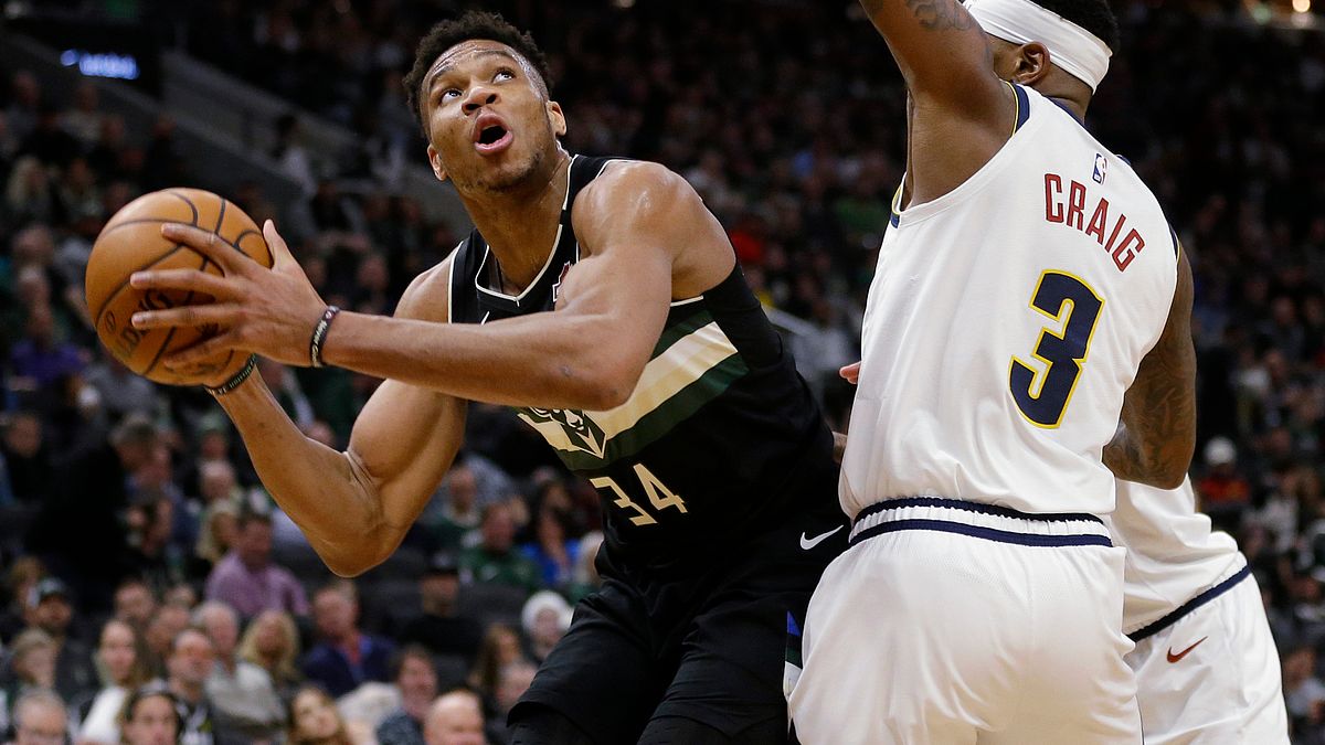 字母哥在全明星選秀節目中大開哈登玩笑。(AP) 字母哥在全明星選秀節目中大開哈登玩笑。(AP)