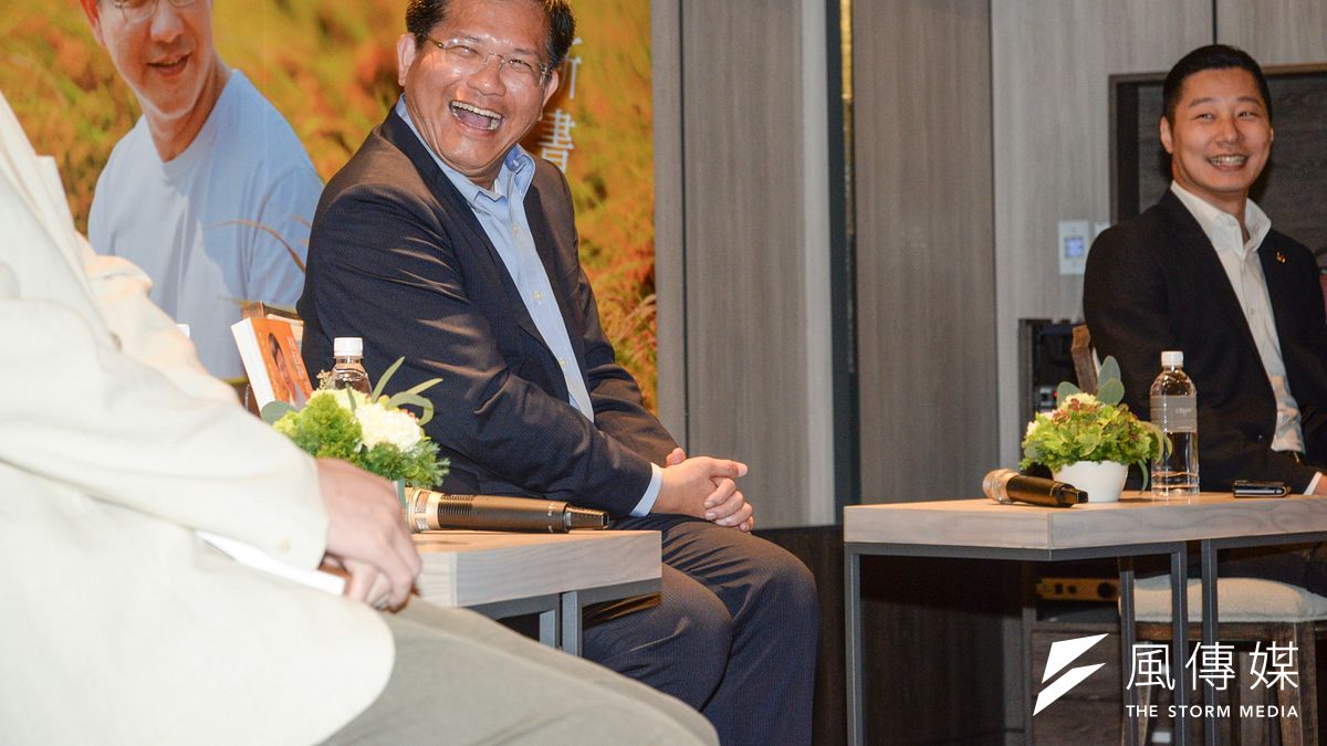 台中市長林佳龍(中)17日北上台北舉行《鏡頭外的林佳龍》新書發表會,邀立法委員林昶佐(右)和學者胡元輝與談。林昶佐表示,書中呈現了一個政治人物嚴肅以外的立體面。(甘岱民攝) 台中市長林佳龍(中)17日北上台北舉行《鏡頭外的林佳龍》新書發表會,邀立法委員林昶佐(右)和學者胡元輝與談。林昶佐表示,書中呈現了一個政治人物嚴肅以外的立體面。(甘岱民攝)