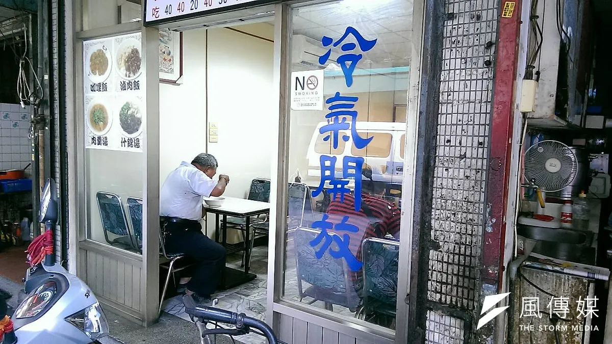 台電為了抑制特定時段用電量,在2016年推出住商型簡易時間電價,透過調高尖峰時段電價,希望引導民眾改變用電行為。未料推出3年,僅11萬戶申請,與台電當初預估的百萬戶有落差。圖為示意圖,非關當事店家。(資料照,方炳超攝)