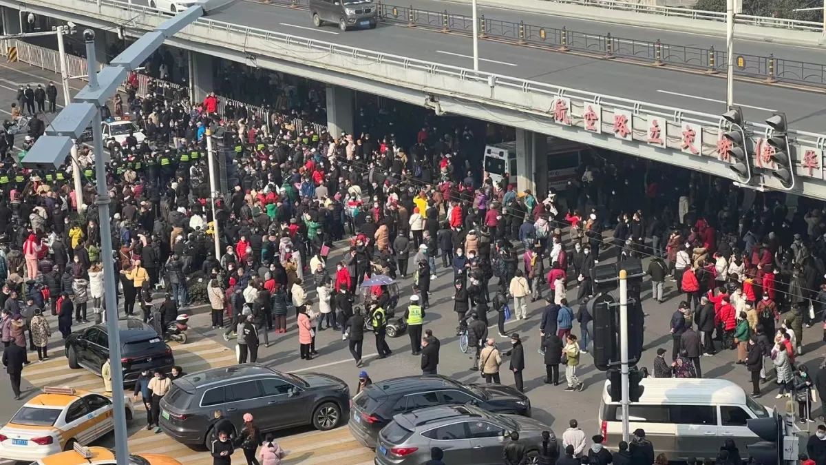 2023年2月,中國武漢市的退休人員,因不滿醫保改革減少個人醫保給付、改將給付金額納入統籌基金,而發起「白髮革命」。(取自微博)