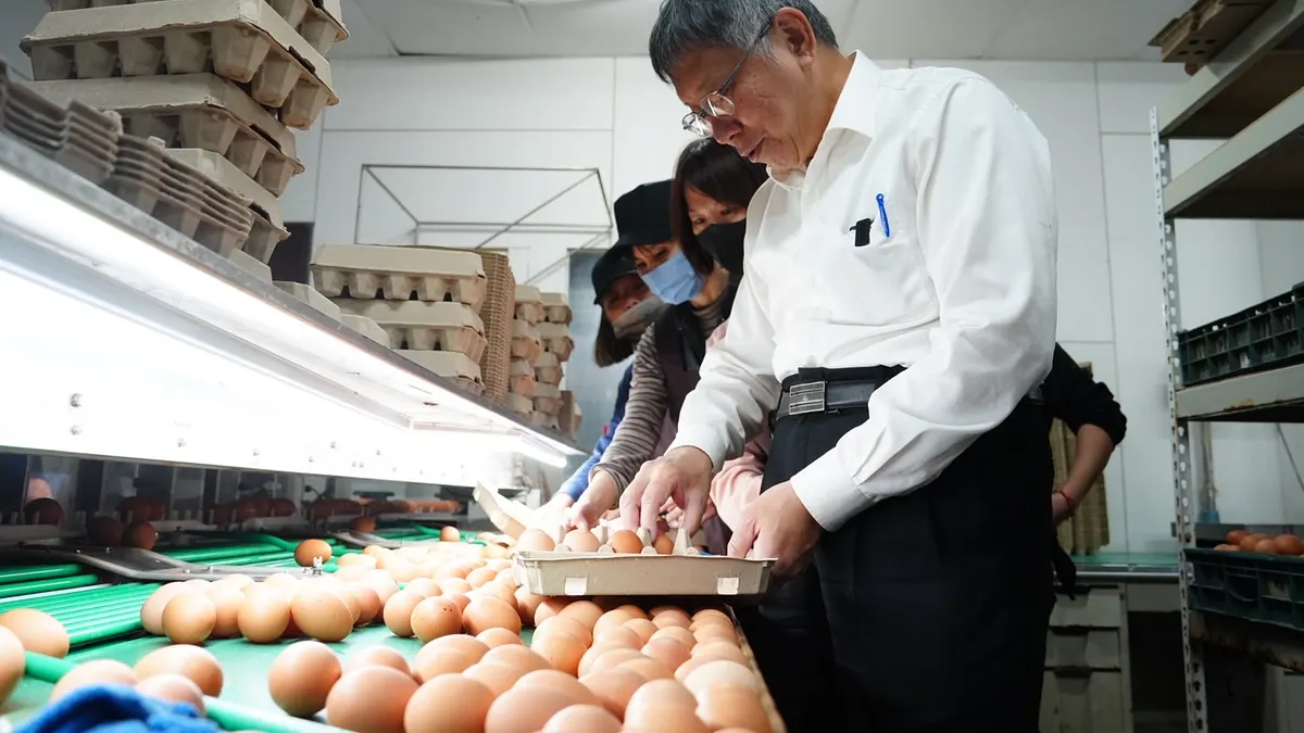 民眾黨主席柯文哲訪彰化蛋雞畜牧場。(資料照,民眾黨提供)