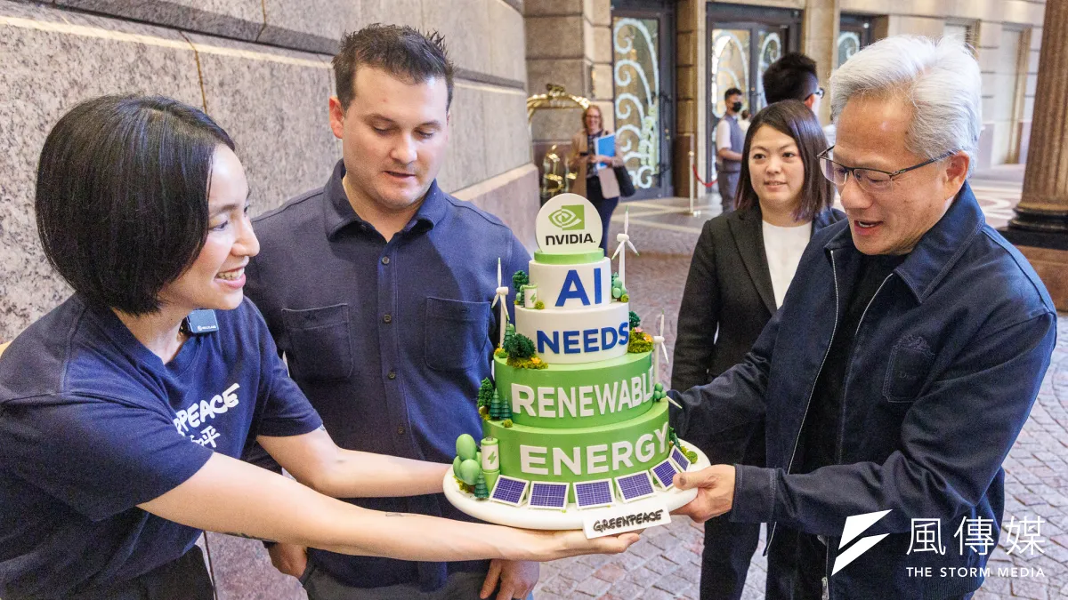 Greenpeace East Asia activists present NVIDIA CEO Jensen Huang with a model cake reading "AI Needs Renewable Energy" outside the Mandarin Oriental hotel in Taipei, May 28, 2026. (Photo: Greenpeace)