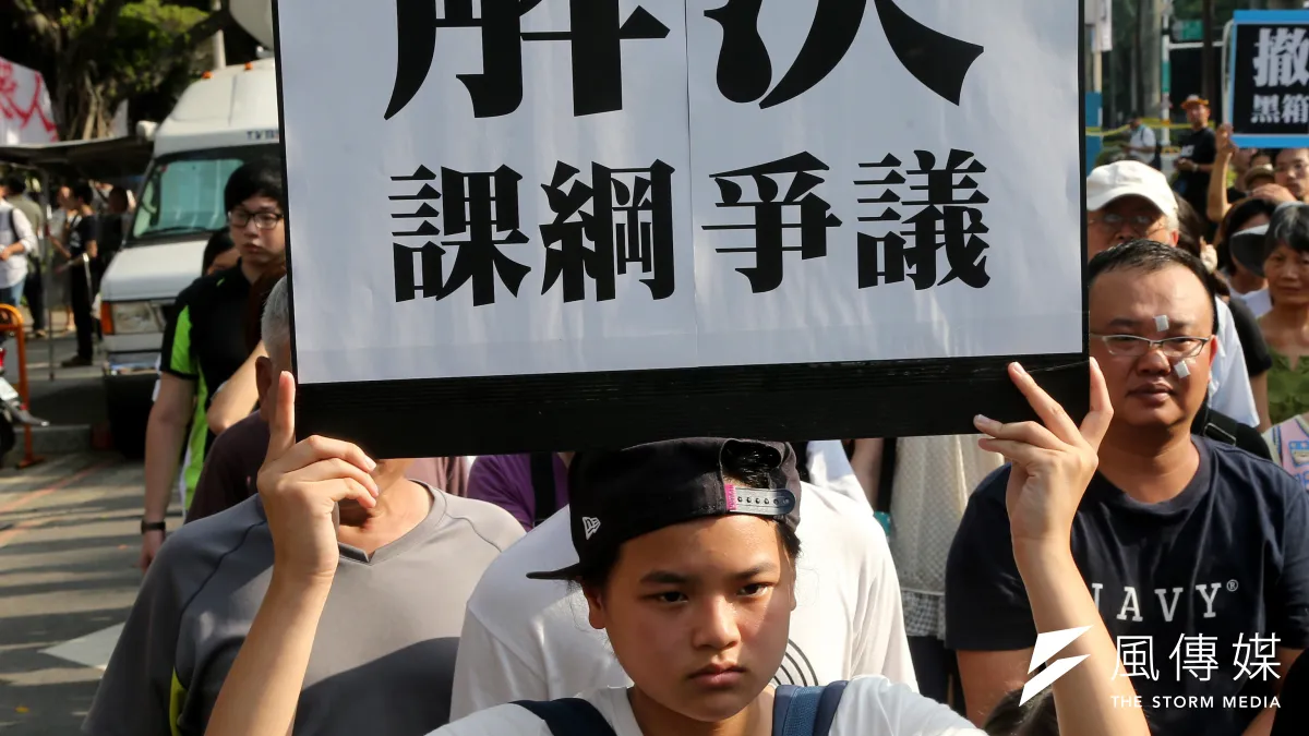 反黑箱課鋼民眾與學生,2日繞行中山南路,表達立場。(吳逸驊攝)
