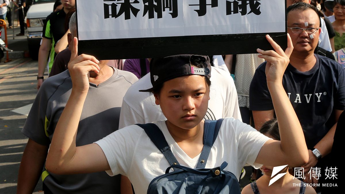 反黑箱課鋼民眾與學生,2日繞行中山南路,表達立場。(吳逸驊攝) 反黑箱課鋼民眾與學生,2日繞行中山南路,表達立場。(吳逸驊攝)