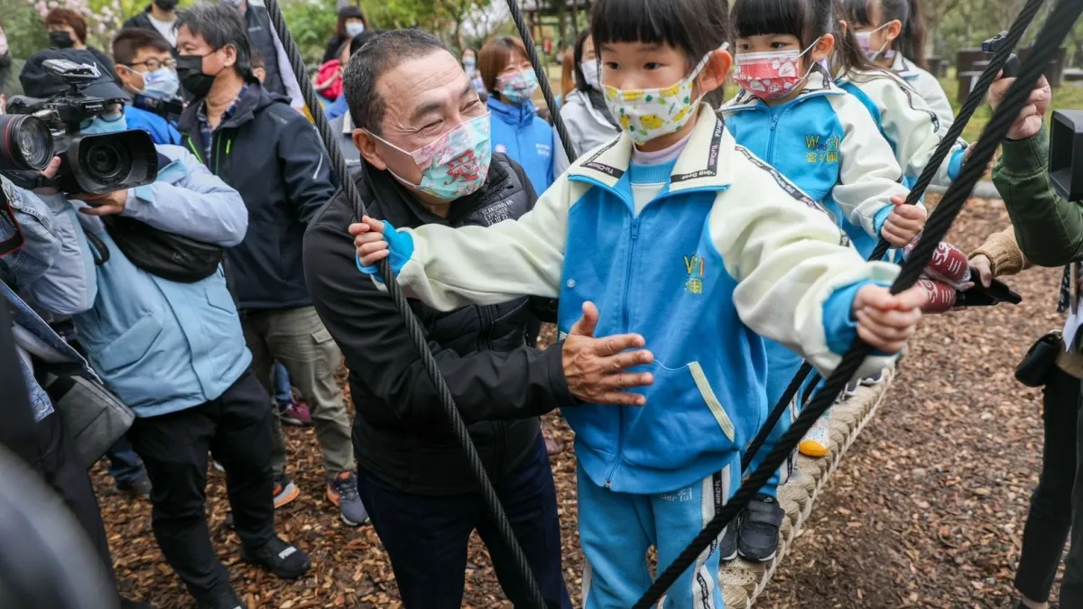 市長侯友宜與地方人士共同巡禮公園,並且陪小朋友盪鞦韆、走平衡木,開心互動。(圖/新北市景觀處提供)