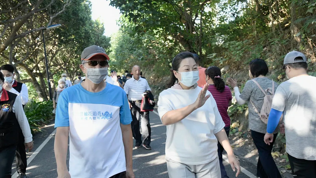 花蓮縣長徐榛蔚與鄉親一同健走,共享元氣滿滿的活力早晨。(圖/花蓮縣政府提供)
