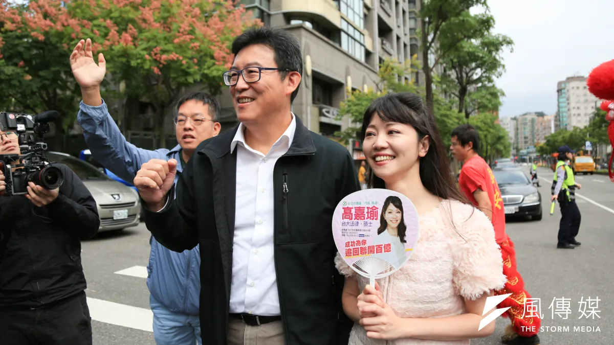 民進黨台北市長參選人姚文智(左)目前票數選書對手柯文哲、丁守中,曾被他批評過的同黨議員候選高嘉瑜(右)可能在「南港、內湖」選區超越他的票數。(資料照,簡必丞攝)