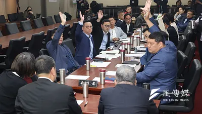 立法院交通委員會27日上午通過「鏡電視申設及後續爭議調閱小組運作要點」後,藍白8席立委舉手支持由民眾黨立委林國成擔任召集人。(蔡親傑攝)