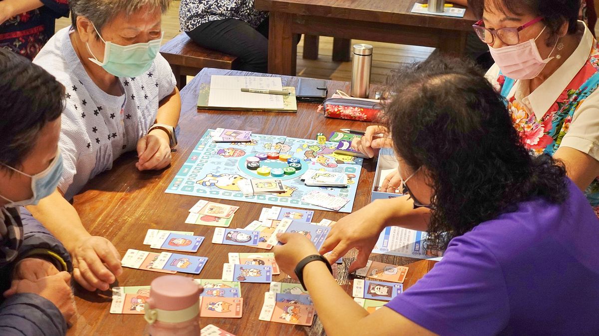 以新北市客家局「柴寶伏魔錄」桌遊所設計簡易遊戲進行分組演練。(圖/新北市客家局提供) 以新北市客家局「柴寶伏魔錄」桌遊所設計簡易遊戲進行分組演練。(圖/新北市客家局提供)