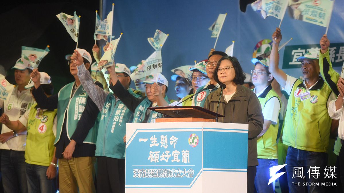 作者認為,現在綠出於藍更勝於藍,民進黨扣人紅帽子不講邏輯且無需證據,這就是轉型正義轉出來的民主大倒退嗎?如果綠營敗選就歸咎中共介入,是台灣民主的失敗。(周思宇攝) 作者認為,現在綠出於藍更勝於藍,民進黨扣人紅帽子不講邏輯且無需證據,這就是轉型正義轉出來的民主大倒退嗎?如果綠營敗選就歸咎中共介入,是台灣民主的失敗。(周思宇攝)