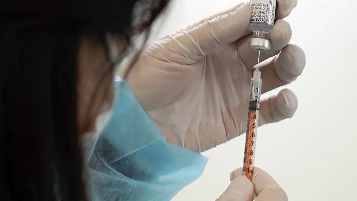 光給蘿蔔,還是有人不賞光。其實,我們需要認真規劃搭配生活限制的規定,也就是藉由限制管制,造成行動不便的棍子,是有其必要性。(資料照,美聯社)