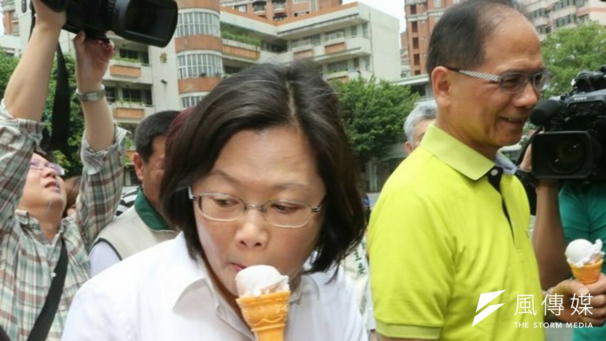 蔡英文在前行政院長游錫堃陪同下,為自己參選黨主席投下一票,投票前兩人大啖霜淇淋,顯然非常輕鬆。(余志偉攝) 蔡英文在前行政院長游錫堃陪同下,為自己參選黨主席投下一票,投票前兩人大啖霜淇淋,顯然非常輕鬆。(余志偉攝)