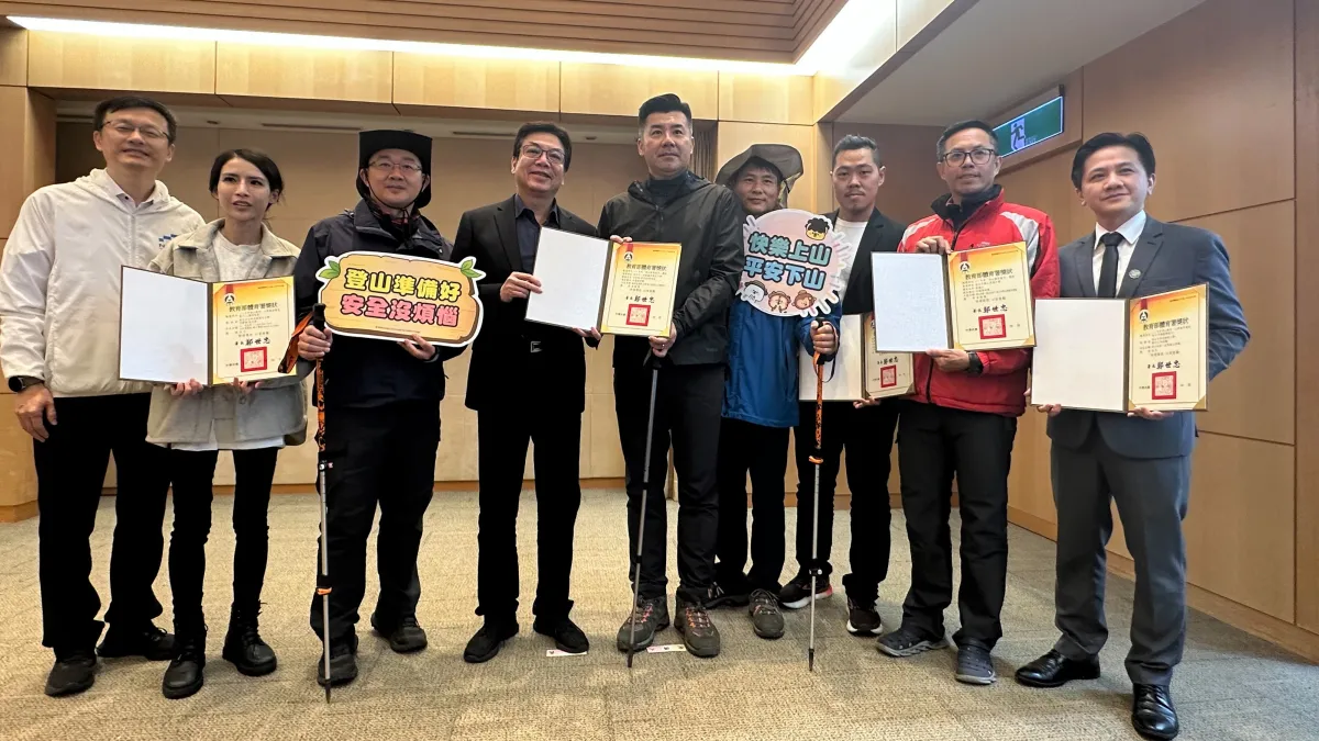 新北登山教育囊括大獎,市政會議獻獎共享榮耀,與副市長劉和然(左4)合影。(圖/新北市教育局提供)