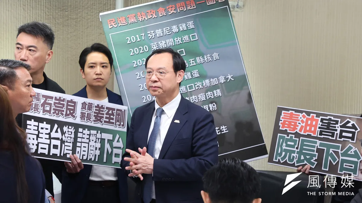 中聯油脂「致癌毒油案」延燒,在野黨抨擊衛福部相關處置,衛福部長石崇良(中)於立法院被在野立委包圍,並舉看版要求下台。(顏麟宇攝)