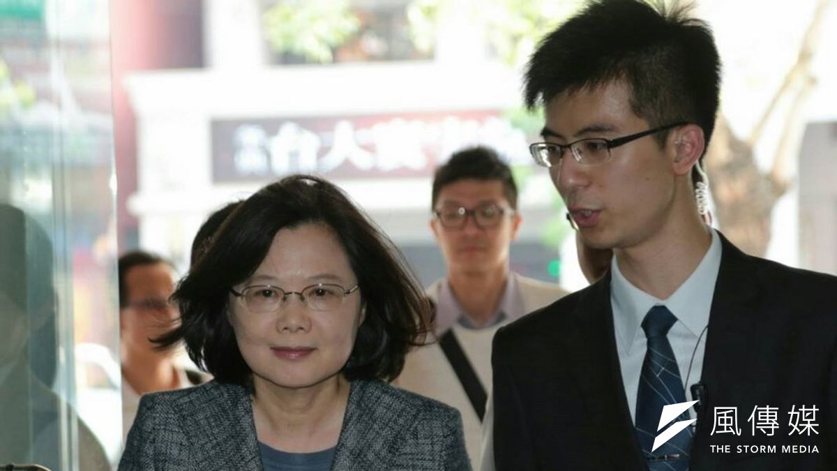 對於洪秀柱的臉書貼文,民進黨主席蔡英文17日表示,政治人物要注意,不要為了選舉,拿社會的悲劇來做政治消費。(余志偉攝) 對於洪秀柱的臉書貼文,民進黨主席蔡英文17日表示,政治人物要注意,不要為了選舉,拿社會的悲劇來做政治消費。(余志偉攝)