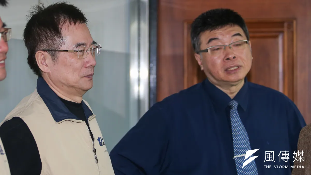 (左起)前立委蔡正元、前立委邱毅出席孫文學校記者會。(陳明仁攝)