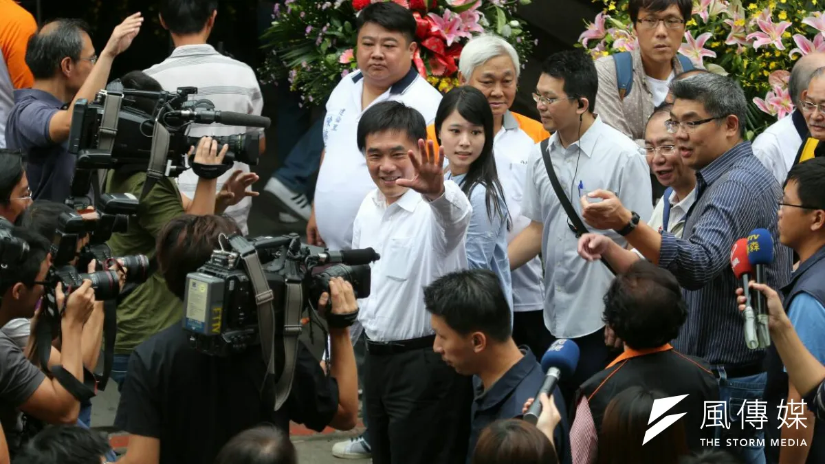 國民黨台北市長參選人連勝文上午與台北市長郝龍斌連袂出席台北市大安區火聖廟祭典。(余志偉攝)