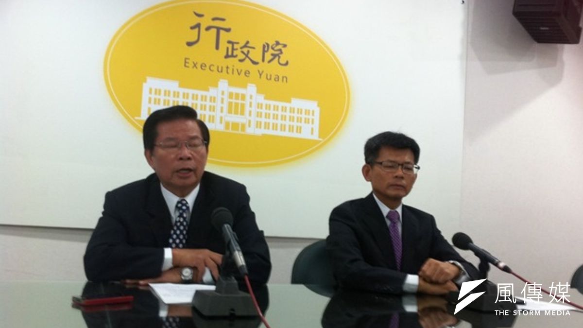 為全力投入屏東縣長、高雄市長選戰,行政院政務委員簡太郎、楊秋興今(17)日宣布辭去政委職務。(何孟奎攝) 為全力投入屏東縣長、高雄市長選戰,行政院政務委員簡太郎、楊秋興今(17)日宣布辭去政委職務。(何孟奎攝)