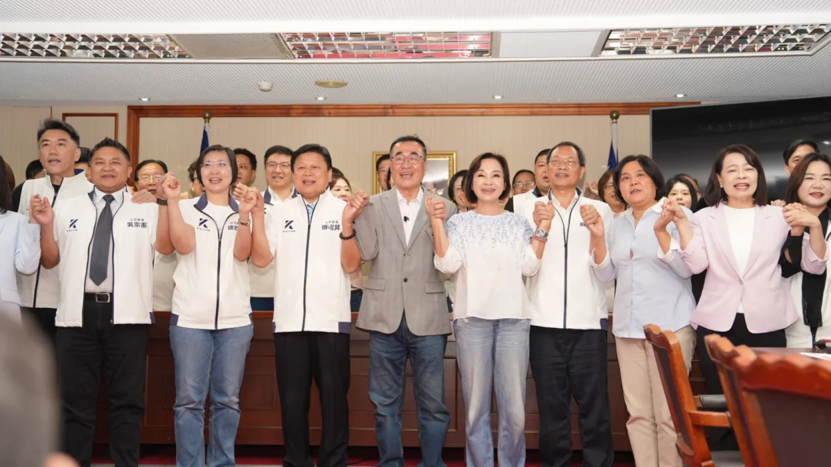 國民黨新北市長參選人李四川拜會立院國民黨團,新竹縣長參選人、立委徐欣瑩及國民黨團立委齊聚,高喊新竹新北一起贏。(圖/徐欣瑩辦公室提供)