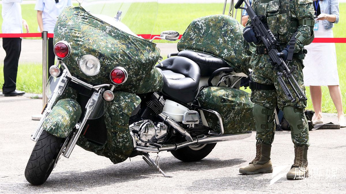憲兵指揮部規劃編列6000萬餘新台幣採購新式重型機車,提升衛戍區機動作戰能量。圖為現役的Royal star重機以迷彩偽裝布套覆蓋車身。(蘇仲泓攝) 憲兵指揮部規劃編列6000萬餘新台幣採購新式重型機車,提升衛戍區機動作戰能量。圖為現役的Royal star重機以迷彩偽裝布套覆蓋車身。(蘇仲泓攝)