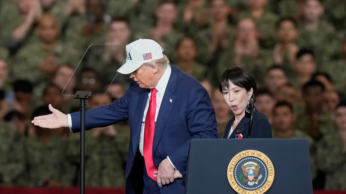 美國總統川普在喬治華盛頓號航空母艦上稱讚日本首相高市早苗是偉大的女性領導人。(美聯社)