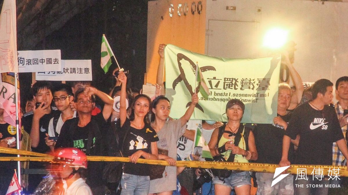 反課綱現場,民眾拿著獨立標語和中華統一促進黨對嗆,北市府希望學生們能盡快返家。(曾原信攝) 反課綱現場,民眾拿著獨立標語和中華統一促進黨對嗆,北市府希望學生們能盡快返家。(曾原信攝)