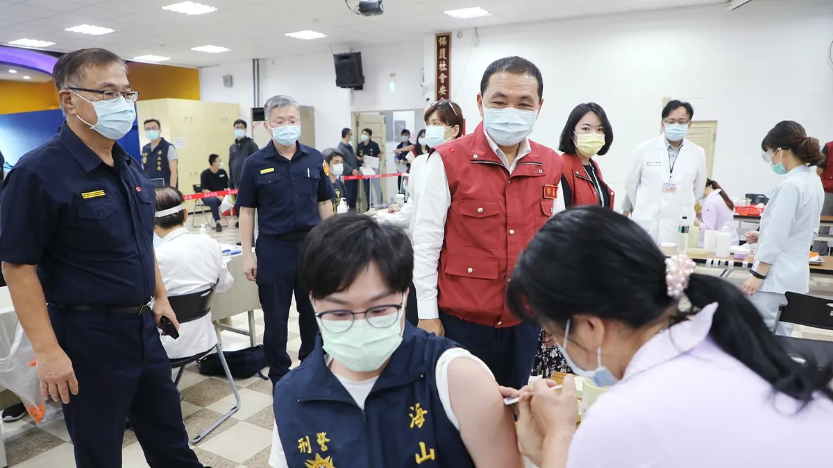 市長侯友宜到海山分局鼓勵同仁,表示新北警所需要的資源(支援),市府會一肩扛起,不讓同仁孤立無援。(圖/新北市新聞局提供)