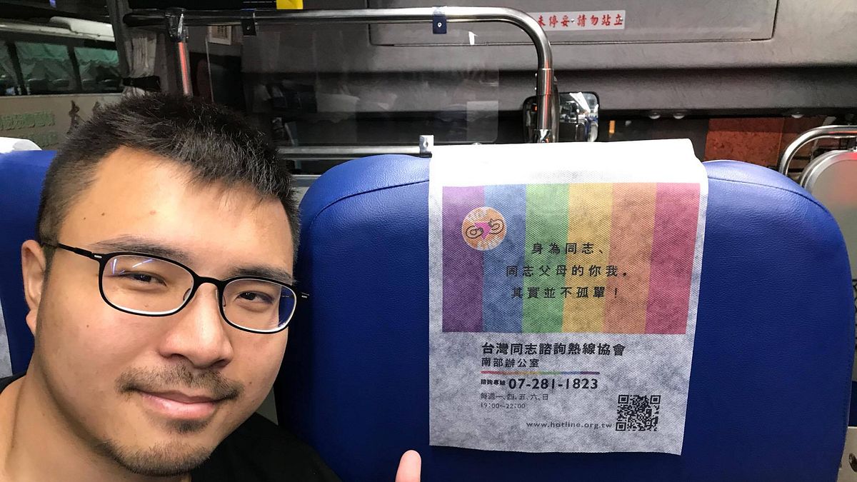 現在只要搭乘國光客運「台北-高雄」或是「台北-台南」路線,就有機會看到彩虹在國道客運飄揚。(同志諮詢熱線提供) 現在只要搭乘國光客運「台北-高雄」或是「台北-台南」路線,就有機會看到彩虹在國道客運飄揚。(同志諮詢熱線提供)