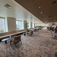 サンシャイン60が過去最大規模の共用部改修を進める中、ウェルビーイングを支援する新ラウンジ「-60- Lounge」の内覧会が開催され、多様なワークスペースと休息機能が公開された。(写真/株式会社サンシャインシティ提供) サンシャイン60が過去最大規模の共用部改修を進める中、ウェルビーイングを支援する新ラウンジ「-60- Lounge」の内覧会が開催され、多様なワークスペースと休息機能が公開された。(写真/株式会社サンシャインシティ提供)