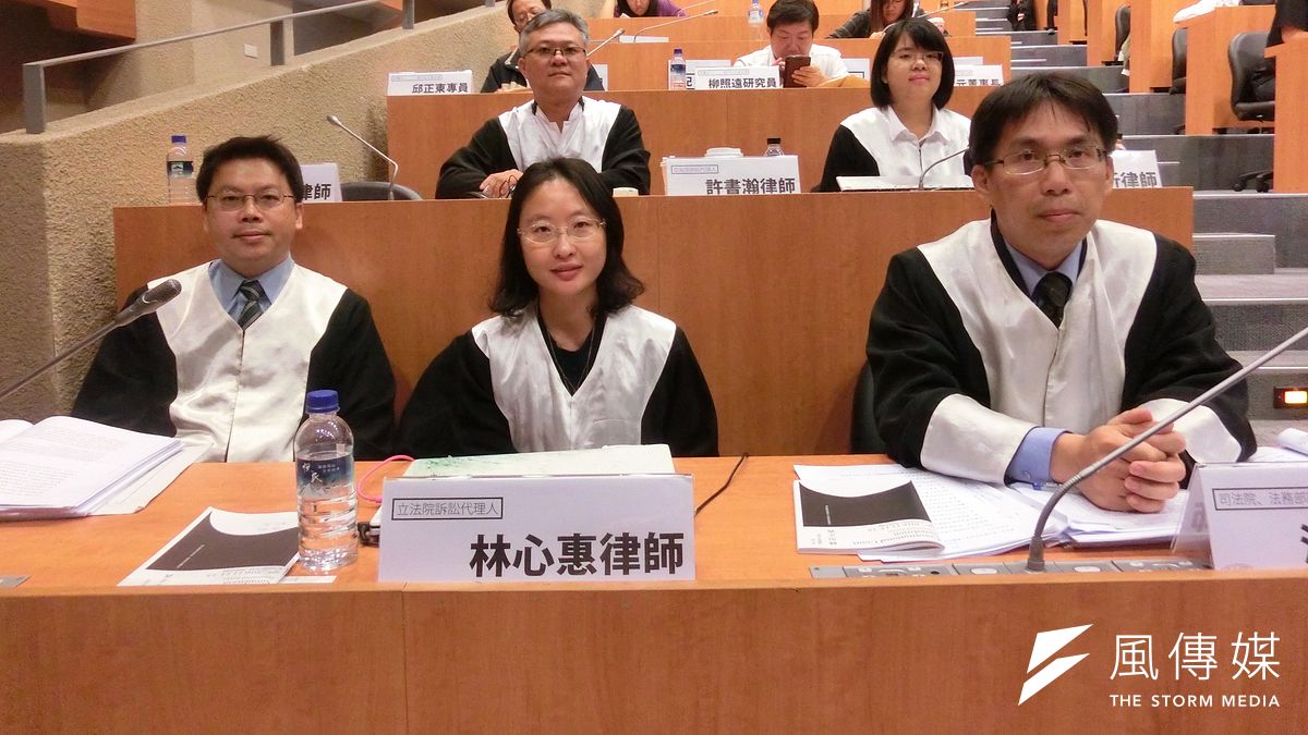 模擬憲法法庭19日召開言詞辯論時,機關方訴訟代理人認為,若在白色恐怖期間受軍事審判者可上訴,司法將不堪負荷。(石秀娟攝) 模擬憲法法庭19日召開言詞辯論時,機關方訴訟代理人認為,若在白色恐怖期間受軍事審判者可上訴,司法將不堪負荷。(石秀娟攝)